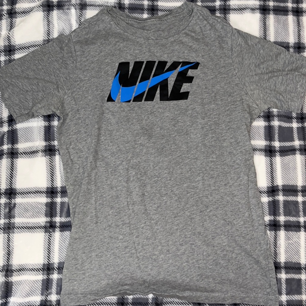 grey graphic nike t shirt. boys XL. fits like women’s xs/s. great condition!!